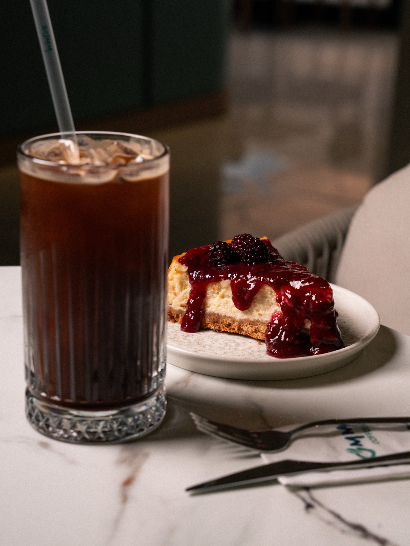 Romm Coffee'de buzlu kahve ve böğürtlenli cheesecake