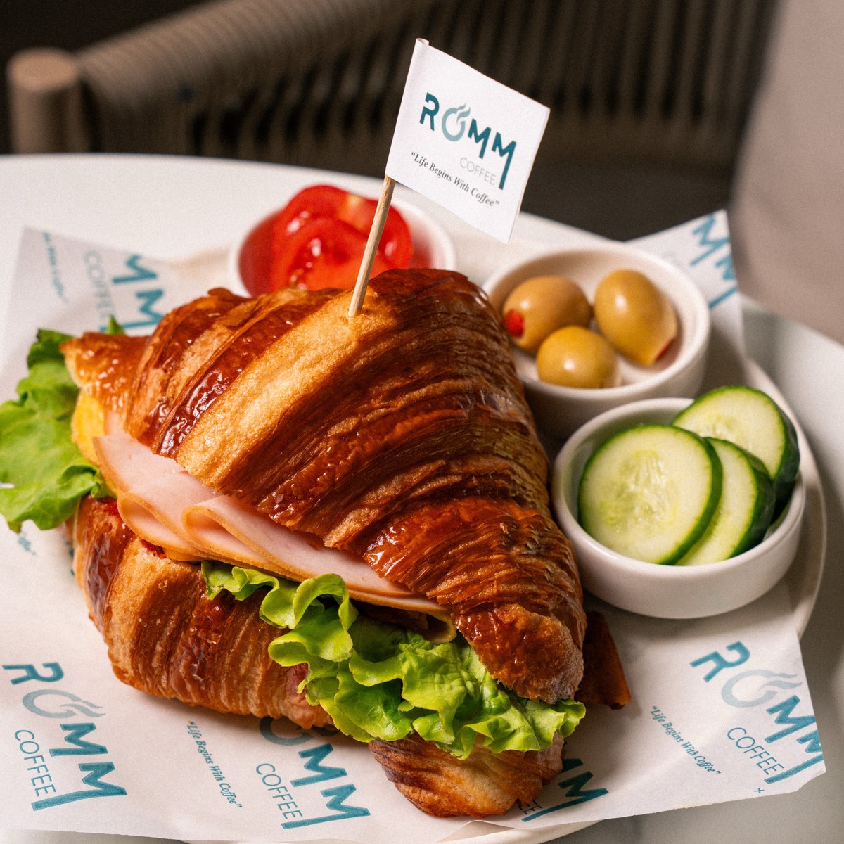 Romm Coffee kruvasan sandviç, zeytin ve salatalık eşliğinde