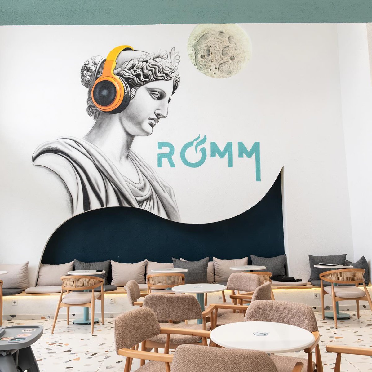 Romm Coffee oturma alanı